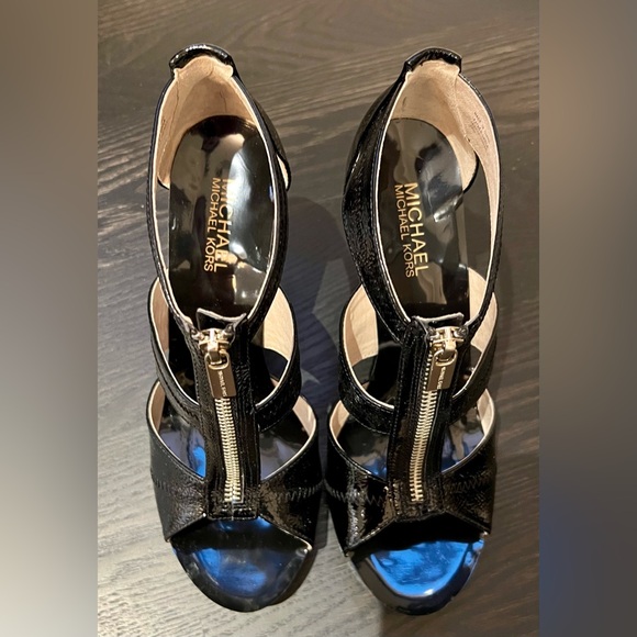 Michael Kors Berkeley T Strap Sandles - Picture 2 of 9